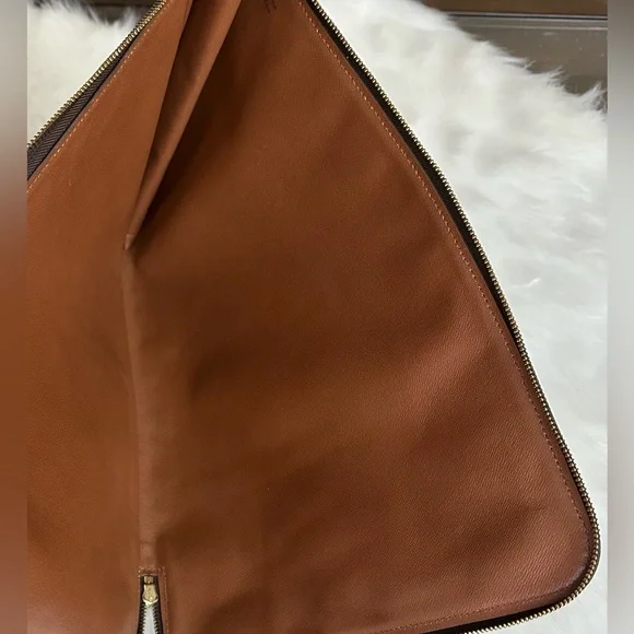Auth Stunning Porte Clutch